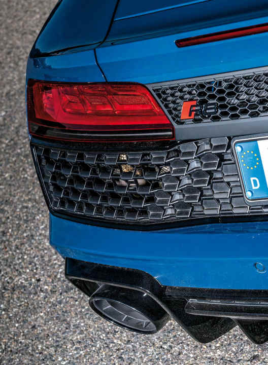 Das Optikpaket mit schwarz-glänzenden Anbauteilen hat der RWD in Serie. Das Heck-Design ist so kantig wie zeitlos