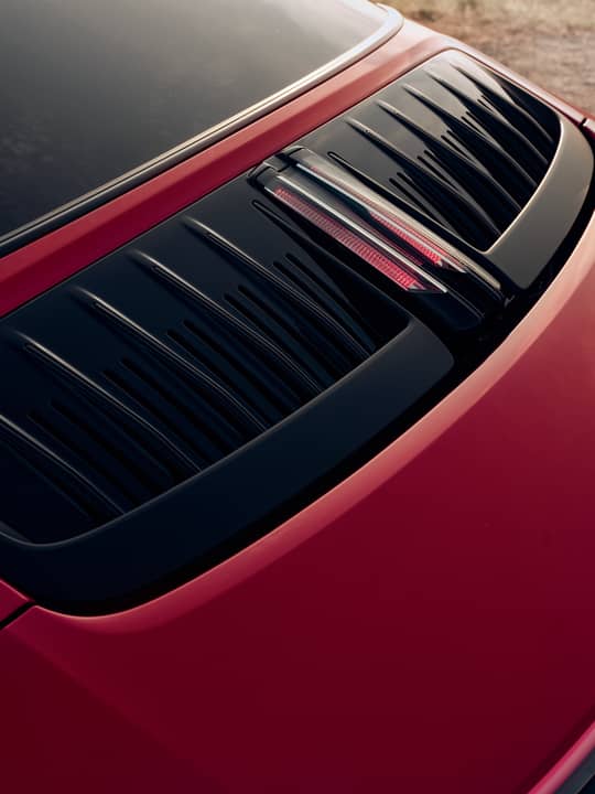 Filigran: Die oberen Bremsleuchten sind im Heck unterhalb der hinteren Scheibe eingebettet