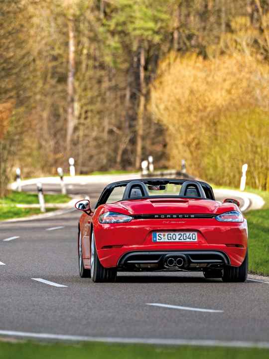 Man muss nicht rasen mit einem Roadster. Es genügt, so schnell zu fahren, dass einen die Sorgen nicht einholen