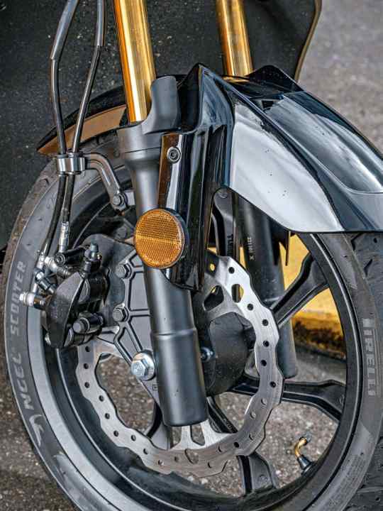 Mit 260 Millimetern Durchmesser ist die vordere Bremsscheibe des Herstellers Galfer sehr ordentlich dimensioniert