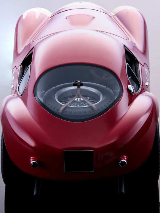 Tecnomodel baut in 1:18 und aus Resine eine fein gemachte Verkleinerung des Ferrari-Unikats Typ 166 MM/212 in verschiedenen Rennversionen gekonnt nach