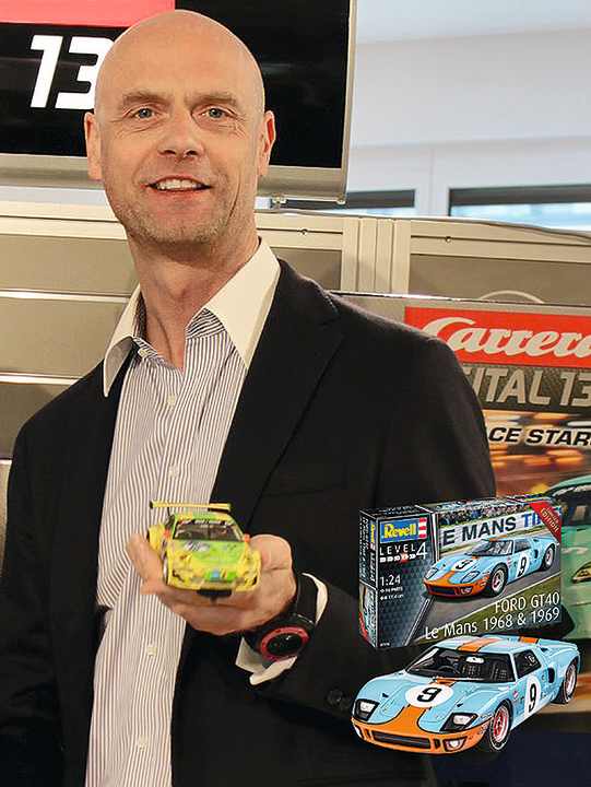 Die Modelle: Porsche 911 RSR von Carrera in 1:32 und Ford GT40 von Revell in 1:24