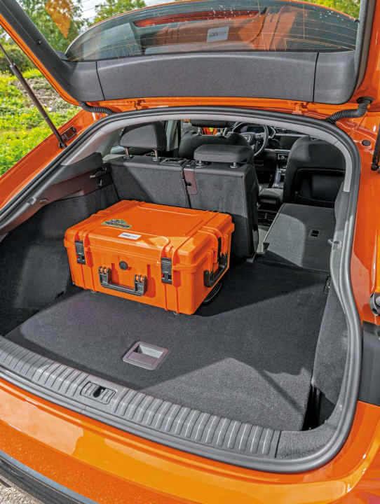 Der Kofferraum ist mit 530 bis 1.400 Litern Fassungsvermögen großzügig dimensioniert. Der klassische Q3 fasst nur bei umgelegter Fond-Lehne und dachhoher Beladung maximal 125 Liter mehr – verschmerzbar