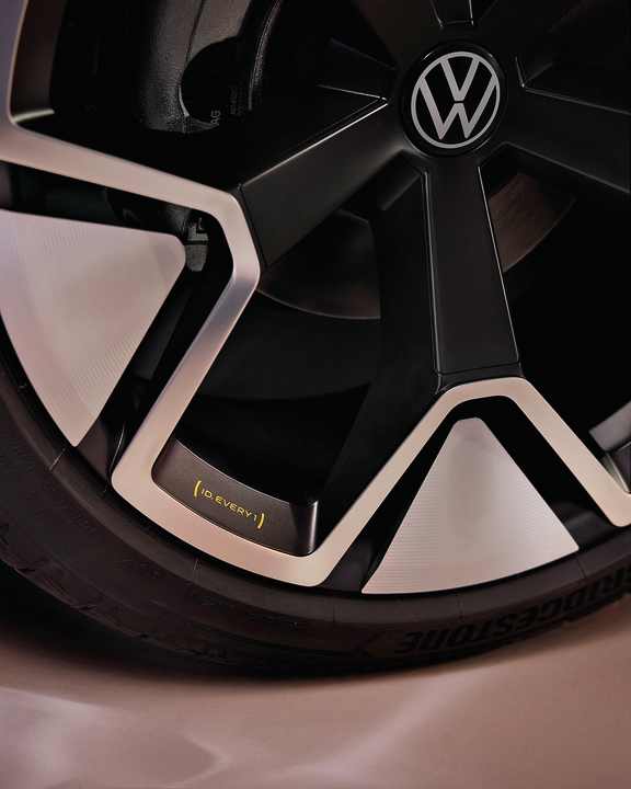 Die Ausrichtung ist klar: Volkswagen will mit dem ID.Every1 angreifen und für wenig Geld mehr bieten. 19-Zoll-Felgen sind in der Kleinstwagensparte keine Selbstverständlichkeit