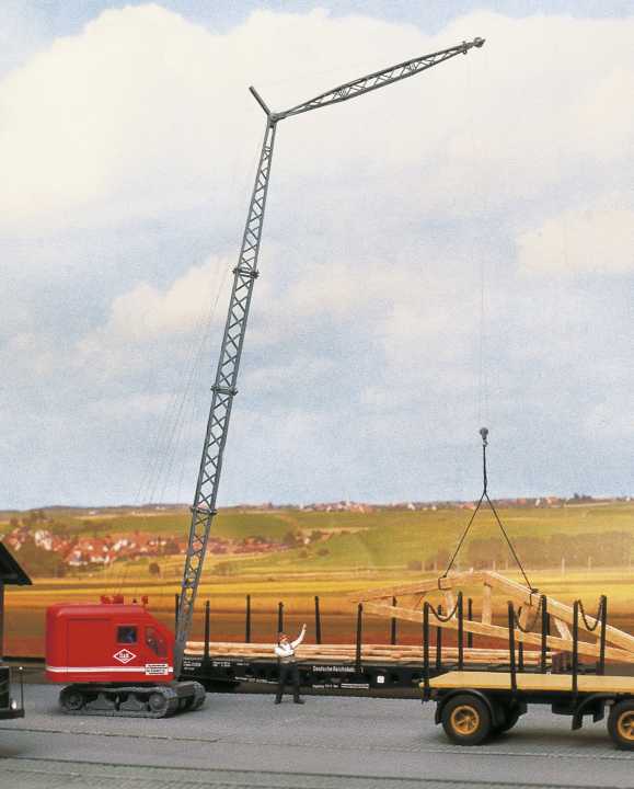 Wiederauflage Nummer drei für den 1:87-Nutzfahrzeug-Fuhrpark bei Weinert ist die klassische rote Bagger von O & K, der dank massivem Hilfsausleger auch als Kran funktioniert ]