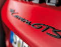 Da schwarze Details zu den GTS-Erkennungszeichen gehören, sind Markenschriftzug und Modellbezeichnung am Heck serienmäßig dunkel ausgeführt
