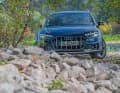 Die wuchtige, sportliche Front des A4 Allroad mit ihrem alufarbenen Unterfahrschutz signalisiert auch seine Leidensfähigkeit im leichten Gelände