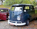 Kein Käfer und nach August 1957 gebaut – doch die rare T1 Doppelkabine mit leichter Tieferlegung und auffälligen Sportfelgen war ein gern gesehener Gast
