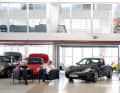 Background-Gespräch: Im geheimen Lager des Porsche Museums bilden über 400 Porsche-Modelle einen inspirierenden Hintergrund für jedes Benzin-Gespräch. Links der Autor, rechts Designer Grant Larson.