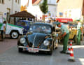Einsatzkräfte des Polizei-Museums aus Marburg begrüßen am Einlass die Gäste. Oldtimer-Fans gehen auf Tuchfühlung mit dem neuen ID. Buzz, den VWN zur Begutachtung bereit stellt. Das Präsentieren zeitgenössischer Camping-Ausbauten ist Trend. Manchem VWVeteran sieht man die Lebenszeit deutlich an