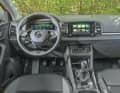 Zu den Neuerungen zählt das Zweispeichenlenkrad. Ein Digital-Cockpit ist Serie, die Dekore sind rundum frisch abgemischt