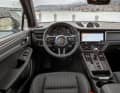 Cockpit mit logischer Bedienstruktur. Serienmäßig beim Porsche Macan T: das kleine GT-Sportlenkrad mit 360 mm Durchmesser