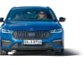 Die markante RS-Front sorgt mit mächtigen Lufteinlässen und auffälligen LEDSpots für Überholprestige. Matrix- LED-Scheinwerfer sind Serie