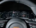 Das volldigitale Cockpit des Taycan Turbo mit dem mittigen Powermeter. Die Darstellung kann jedoch vielfach variiert werden