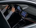 Das fahrerorientierte Cockpit beherbergt über der Mittelkonsole ein 10,1 Zoll großes MMI-Touchdisplay mit akustischem Feedback