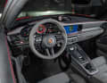 Geradliniges, funktionales Sportwagen-Cockpit mit tiefer Sitzposition und viel Alcantara, pardon … Race-Tex