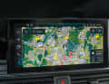 Die MMI Navigation Plus mit Touch-Funktion (2.245 Euro) liefert hochdetaillierte Kartenansichten inklusive Online-Verkehrsinfos und -Kartenupdates sowie sämtliche Connect-Dienste für Navi und Infotainment