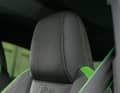 Mit viel Liebe zum Detail: RS-Sportsitze, die dank „RS-Designpaket Plus“ aufwendig verziert sind. Nett: Gurte mit grünen Rändern