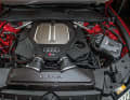 Sauber und edel verpackt der Tuner den stark modifizierten V8-Biturbo von Audi und hüllt die Ansaugwege gar in Sichtcarbon. Der Vierliter benimmt sich kultiviert wie die Serie, packt aber bei Bedarf mit einer Gewalt zu, die ganz neue Grenzbereiche eröffnet