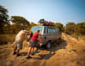 Wenn unser geliebter T3 Syncro mal wieder im tiefen Sand steckenbleibt, dann heißt es: in die Hände spucken und buddeln. Das gehört zum Wildnis-Abenteuer einfach dazu.