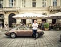 Farbenspiel: Immer wieder dominieren Sandtöne das Wiener Stadtbild.  Hier als Melange mit dem Porsche in Braunkupfermetallic. Und Marcus Görig mit einem Espresso in der Hand.