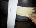 Stoßstangenecken im Bereich der späteren Sensorpositionen großzügig mit Kreppband bekleben
