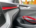 Carbon-Look und rote Akzente bringen Rennsport-Feeling ins Cockpit