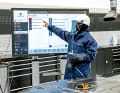 Auf einem großen Monitor ist abzulesen, wo das mögliche Problem der Hochvolt-Batterie liegt