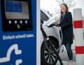 Konsequentes Laden drückt den Benzinverbrauch. Aber: „Einmal vollmachen, bitte“ dauert mit bis zu 7,2 kW Ladeleistung (AC) gut 2,5 Stunden
