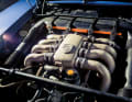 Krümmer und Stauraum. Im Motorraum herrscht nüchterne Bereitschaft zur V8-Leistung...