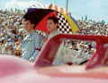 Auf der Sonnenseite: Die Rodríguez-Brüder Ricardo und Pedro (mit Schirm) kommen 1962 mit hohen Erwartungen nach Le Mans und haben den Sieg vor Augen. Dann versagt in den frühen Morgenstunden das Getriebe. Vater Don Pedro (ganz rechts) schaut  schon vor dem Rennen skeptisch.