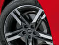 18-Zoll-Räder unterliegen der Aufpreispflicht. Die gut dosierbaren Bremsen fördern den sicheren Charakter des Audi A4 40 TFSI