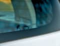 Der ID. Buzz Pro besticht mit vielen liebevollen Details. Hier etwa mit der Bus-Silhouette samt Regenschirm am Heckfenster