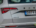 Ganz im Stile seines großen Bruders Kodiaq erhielt der Karoq schmalere Heckleuchten sowie einen großzügigen Markenschriftzug