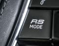 Betätigen Sie diesen Schalter am Lenkrad und drücken das Gas, katapultiert Sie der Audi in eine neue Ebene der Fahreindrücke