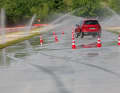 Eiertanz um die Hütchen? Tatsächlich gehört auch der Slalom nass wie trocken zu den vielen fahrdynamischen Disziplinen, die zum Gesamtbild führen