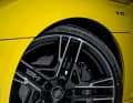Sportfahrwerk und 19-Zoll-Felgen sind Serie, zum Test kam der R8 auf 20-Zöllern mit extrabreiten Pneus. Trotz straffem Federungskomfort sind Langstreckenfahrten möglich
