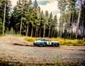Der kleine Abstecher in den Privatwald seines Kumpels endet, typisch für den Rallye-Weltmeister, in ein paar schnellen Drifts.