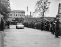 Im Wiesbadener Kurpark endet im Mai 1951 das erste Langstreckenrennen in Deutschland nach dem Zweiten Weltkrieg. Der Publikumsandrang am Ziel ist groß, Motorsport gehört in jenen Jahren zu den größten Attraktionen.