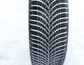 Goodyear Vector4Seasons3SUV: Die Revanche ließ auf sich warten, aber dann kam sie gewaltig: Dem Goodyear Vector kann auf Schnee keiner das Wasser reichen. Hier bietet er das, was AllSeasons sonst eher fehlt: Ausgewogenheit. Handling, Traktion und Bremsen auf verschneiten Bahnen nimmt der Vector locker unter die Räder und liefert Bestwerte. Zwar bleibt auch er als Ganzjahres-Gummi unter den Möglichkeiten konservativer, guter Sommer- und Winterpneus. Dennoch empfiehlt sich der ungekrönte Schneekönig dieses Tests speziell für solche Regionen, in denen Wintereinbrüche nicht ungewöhnlich sind – und hat die klare GF-Empfehlung. Preis: ca. 136 Euro