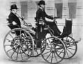 Gottlieb Daimler lässt sich im Fond seiner „Motorkutsche“ aus dem Jahr 1886 von seinem Sohn Adolf chauffieren