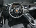 Horizontal geprägtes, sportlich-nüchternes 911- Cockpit mit perfekter Ergonomie