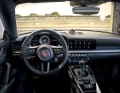 Typisch 911: geradliniges Sport-Cockpit mit mittigem Drehzahlmesser. Typisch 992 GT3: diverse Schriftzüge und konventioneller PDK-Wahlhebel statt Bedienstick