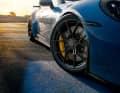 Größere 410-mm-Bremsen an der Vorderachse sorgen für eine bessere Verzögerung, Keramik gibt‘s optional