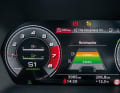 Bei der digitalen Instrumentierung gibt es zusätzlich die beiden Tankanzeigen für CNG und Benzin. Automatisch wird zuerst Erdgas verbraucht, die Anzeige leuchtet grün. Die Reichweitenanzeige informiert den Fahrer mit vorbildlicher Datendarstellung