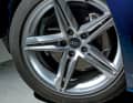 Serie: 18-Zoll-Leichtlaufreifen mit 210-km/h- Limit. Schnellere Pneus gibt`s auf Wunsch