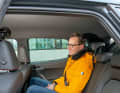 Da schau her: 1,90 Meter groß und trotzdem genug Platz im Arona-Fond. Notfalls lässt sich hier hinten auch zu dritt reisen, dann wird‘s aber eng …