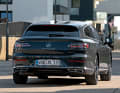 Von hinten wirkt der Arteon Shooting Brake weniger wie ein klassischer VW, vielmehr wie ein Accessoires, das man gern betrachtet