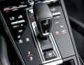 Mittelkonsole mit vielen Touch-Bedienelementen und Wahlhebel der 8-Gang-Tiptronic