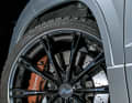 Die formschönen, filigranen Abt-Räder in 8,5 x 20 Zoll hören auf den Namen „Sport GR 20 Glossy Black“. Die Brembo-Bremse steht für 2.790 Euro ganz offiziell in der Cupra-Aufpreisliste